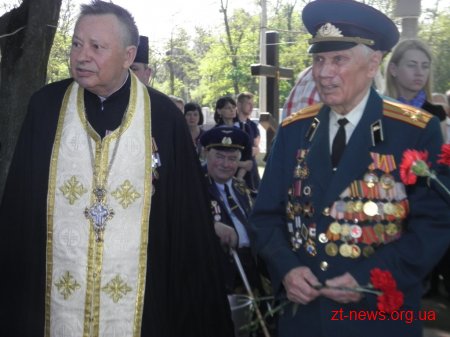 У Житомирі на двох військових кладовищах вшанували пам’ять загиблих в роки Другої світової війни