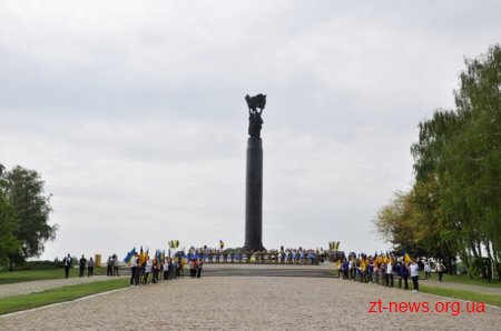 День пам’яті і примирення у Житомирі розпочався з покладання квітів до Монумента Слави
