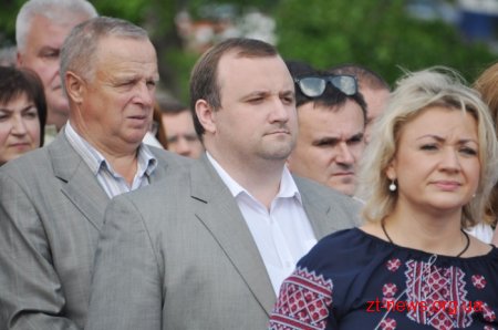 День пам’яті і примирення у Житомирі розпочався з покладання квітів до Монумента Слави