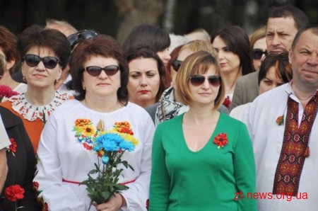 День пам’яті і примирення у Житомирі розпочався з покладання квітів до Монумента Слави