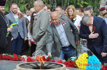 День пам’яті і примирення у Житомирі розпочався з покладання квітів до Монумента Слави