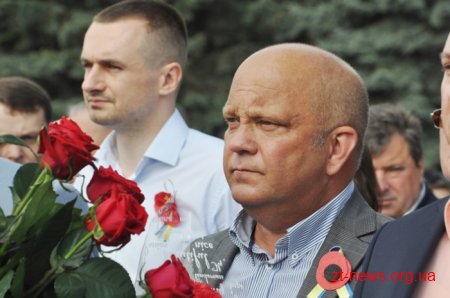 День пам’яті і примирення у Житомирі розпочався з покладання квітів до Монумента Слави