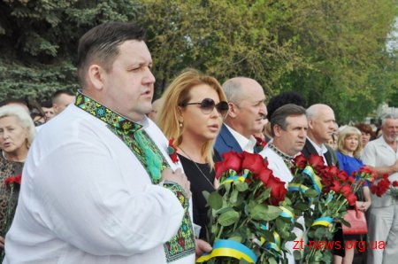 День пам’яті і примирення у Житомирі розпочався з покладання квітів до Монумента Слави