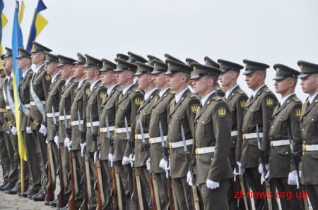 День пам’яті і примирення у Житомирі розпочався з покладання квітів до Монумента Слави