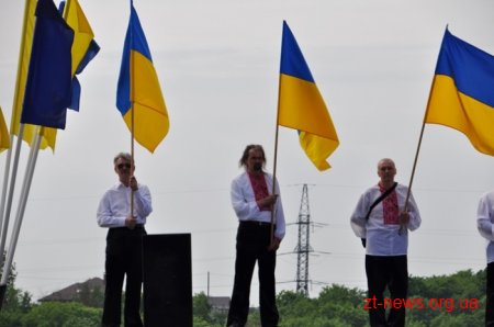 День пам’яті і примирення у Житомирі розпочався з покладання квітів до Монумента Слави