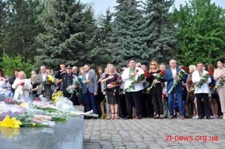 День пам’яті і примирення у Житомирі розпочався з покладання квітів до Монумента Слави