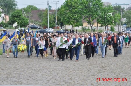 День пам’яті і примирення у Житомирі розпочався з покладання квітів до Монумента Слави