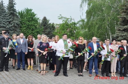 День пам’яті і примирення у Житомирі розпочався з покладання квітів до Монумента Слави