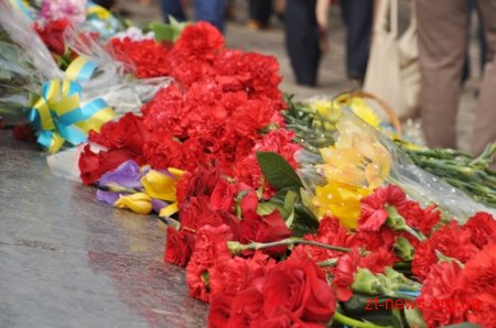 День пам’яті і примирення у Житомирі розпочався з покладання квітів до Монумента Слави