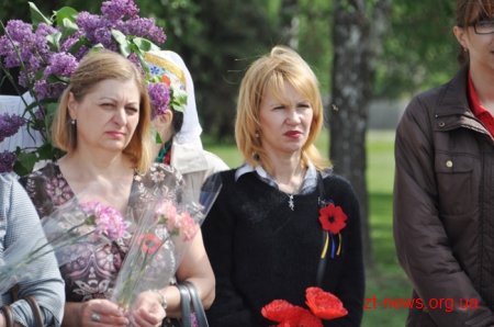 День пам’яті і примирення у Житомирі розпочався з покладання квітів до Монумента Слави