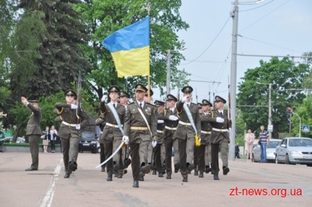 День пам’яті і примирення у Житомирі розпочався з покладання квітів до Монумента Слави