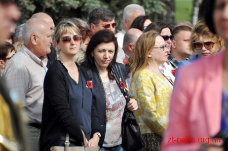 День пам’яті і примирення у Житомирі розпочався з покладання квітів до Монумента Слави
