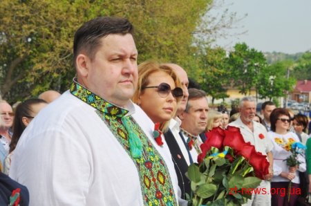 День пам’яті і примирення у Житомирі розпочався з покладання квітів до Монумента Слави