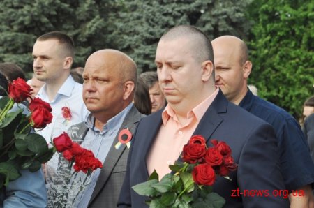 День пам’яті і примирення у Житомирі розпочався з покладання квітів до Монумента Слави