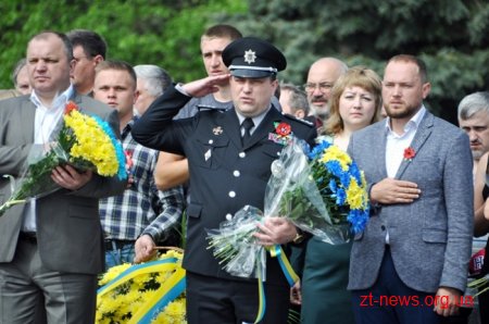 День пам’яті і примирення у Житомирі розпочався з покладання квітів до Монумента Слави