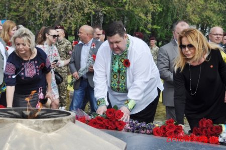 День пам’яті і примирення у Житомирі розпочався з покладання квітів до Монумента Слави