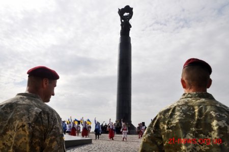 День пам’яті і примирення у Житомирі розпочався з покладання квітів до Монумента Слави