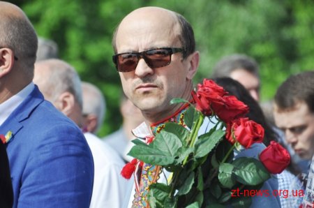 День пам’яті і примирення у Житомирі розпочався з покладання квітів до Монумента Слави
