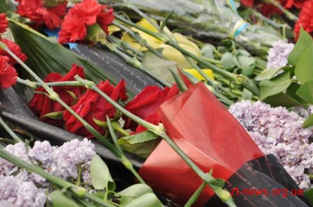 День пам’яті і примирення у Житомирі розпочався з покладання квітів до Монумента Слави
