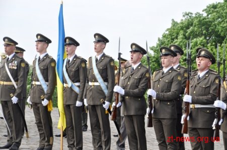 День пам’яті і примирення у Житомирі розпочався з покладання квітів до Монумента Слави