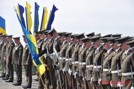 День пам’яті і примирення у Житомирі розпочався з покладання квітів до Монумента Слави