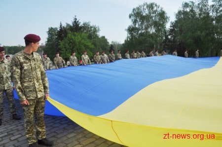 День пам’яті і примирення у Житомирі розпочався з покладання квітів до Монумента Слави