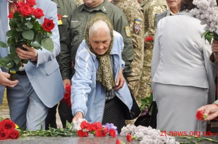 День пам’яті і примирення у Житомирі розпочався з покладання квітів до Монумента Слави