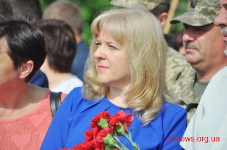 День пам’яті і примирення у Житомирі розпочався з покладання квітів до Монумента Слави