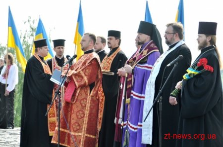 День пам’яті і примирення у Житомирі розпочався з покладання квітів до Монумента Слави