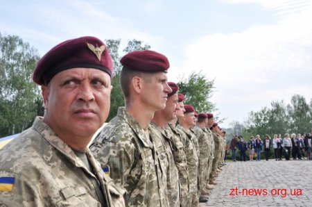 День пам’яті і примирення у Житомирі розпочався з покладання квітів до Монумента Слави