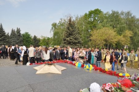День пам’яті і примирення у Житомирі розпочався з покладання квітів до Монумента Слави
