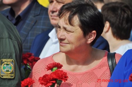 День пам’яті і примирення у Житомирі розпочався з покладання квітів до Монумента Слави
