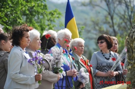 День пам’яті і примирення у Житомирі розпочався з покладання квітів до Монумента Слави