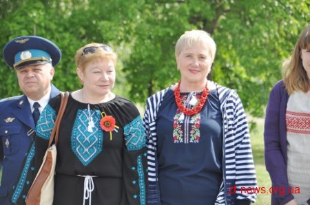 День пам’яті і примирення у Житомирі розпочався з покладання квітів до Монумента Слави