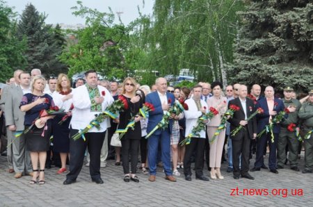 День пам’яті і примирення у Житомирі розпочався з покладання квітів до Монумента Слави