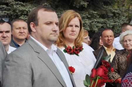 День пам’яті і примирення у Житомирі розпочався з покладання квітів до Монумента Слави