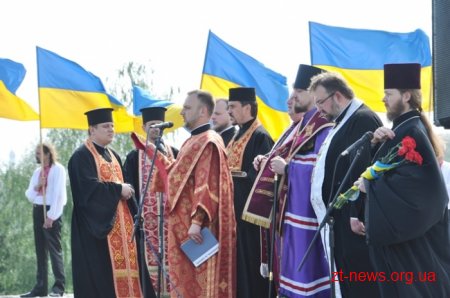 День пам’яті і примирення у Житомирі розпочався з покладання квітів до Монумента Слави