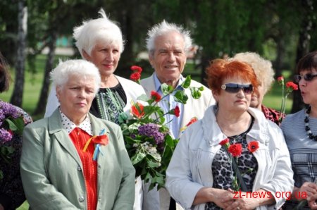 День пам’яті і примирення у Житомирі розпочався з покладання квітів до Монумента Слави