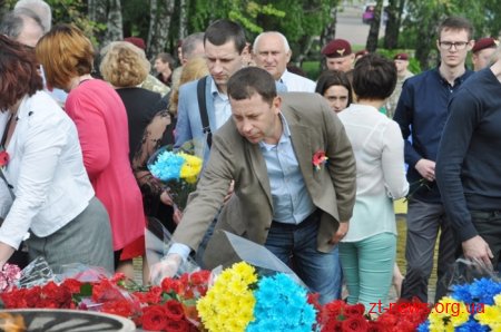 День пам’яті і примирення у Житомирі розпочався з покладання квітів до Монумента Слави