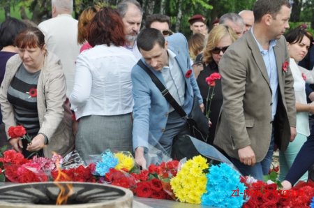 День пам’яті і примирення у Житомирі розпочався з покладання квітів до Монумента Слави