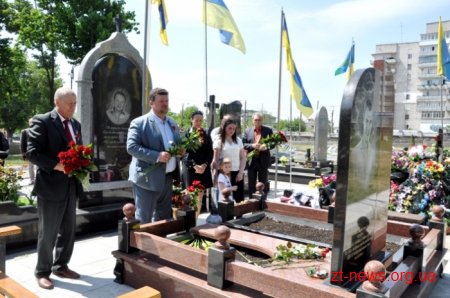 У День пам'яті та примирення житомиряни вшанували загиблих героїв АТО