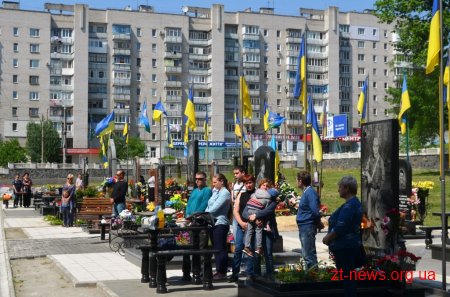 У День пам'яті та примирення житомиряни вшанували загиблих героїв АТО