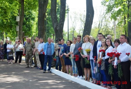 У День пам'яті та примирення житомиряни вшанували загиблих героїв АТО