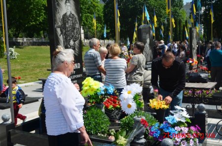 У День пам'яті та примирення житомиряни вшанували загиблих героїв АТО
