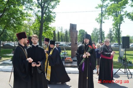 У День пам'яті та примирення житомиряни вшанували загиблих героїв АТО