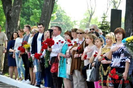 У День пам'яті та примирення житомиряни вшанували загиблих героїв АТО