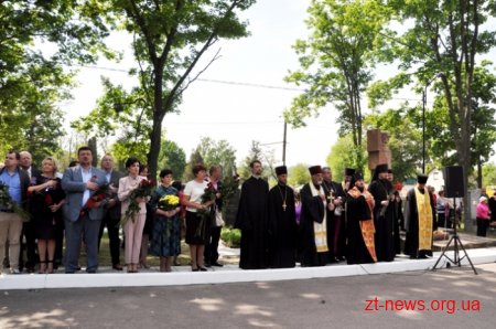У День пам'яті та примирення житомиряни вшанували загиблих героїв АТО