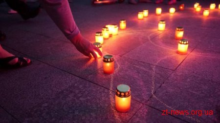 Житомиряни та гості міста запалили символічний Вогонь миру у вигляді макової квітки