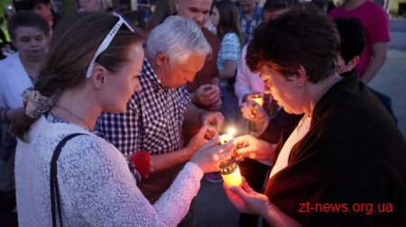 Житомиряни та гості міста запалили символічний Вогонь миру у вигляді макової квітки