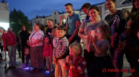 Житомиряни та гості міста запалили символічний Вогонь миру у вигляді макової квітки